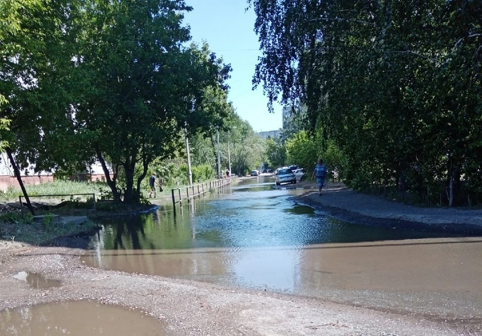 Лужа уже затопила практически всю улицу.