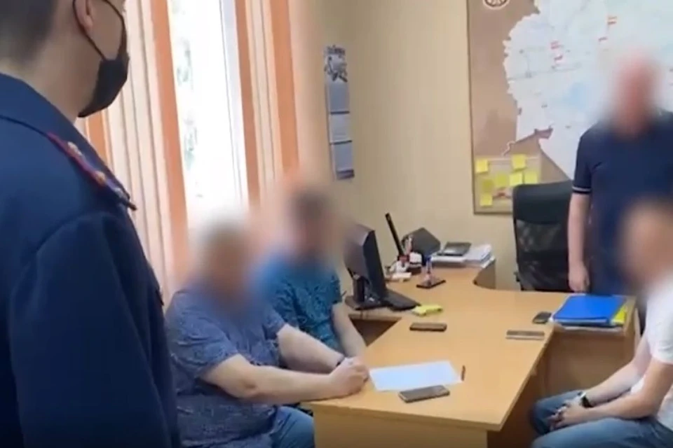 Дорожников, отвечающих за качество ремонта дорог, обвинили в получении взятки. Фото: стоп-кадр