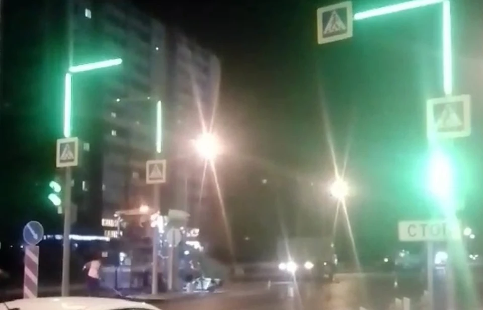 В Тюмени подсветили опоры светофора у ТЦ «Колумб».