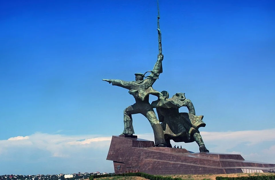 Согласно закону, горожане, награжденные знаком «Житель осажденного Севастополя», получают федеральные меры социальной поддержки, положенные ветеранам. Фото: свободная энциклопедия «Википедия».