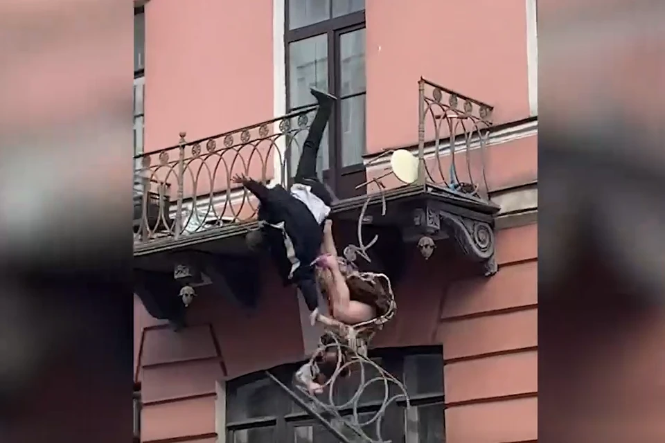 В Петербурге пара упала с балкона во время страстной ссоры. Фото: Скриншот видео
