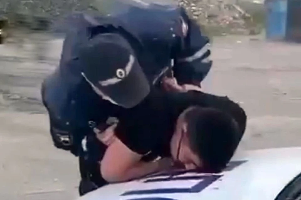 Полицейский ранил в голову водителя иномарки. Фото: скриншот с видео.