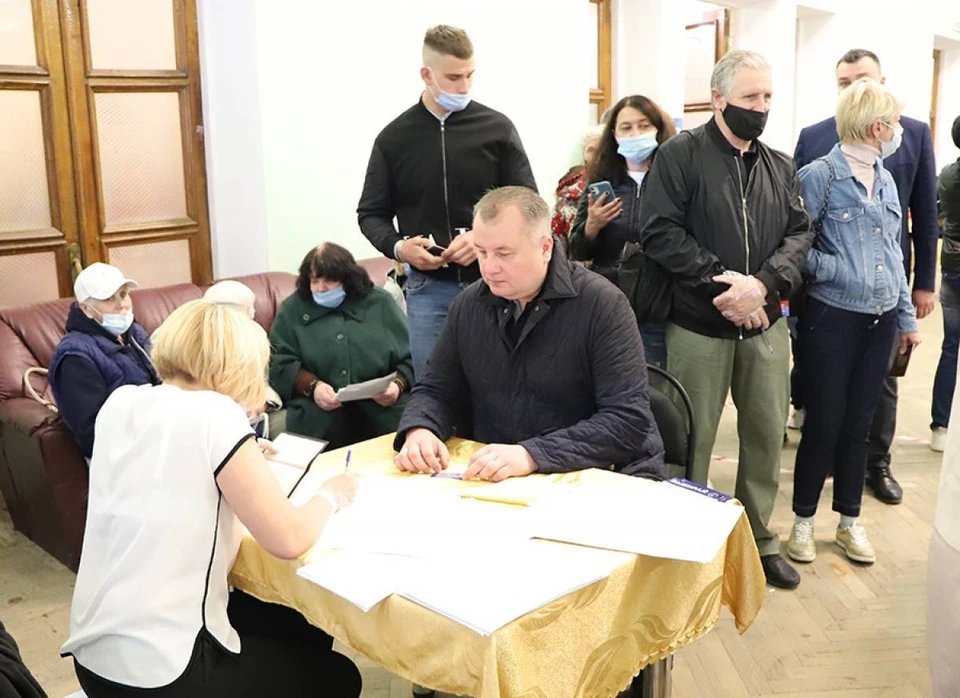 Депутат Государственной Думы РФ, член фракции «Единая Россия» Виктор Дзюба проголосовал на тематическом избирательном участке «Тульский самовар».