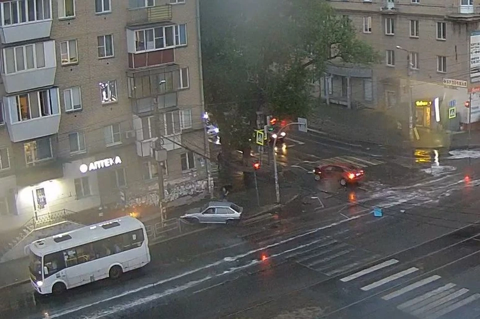 Пешеход, стоявший на светофоре, успел сделать шаг назад. Кадр с видео камеры «Интерсвязь»