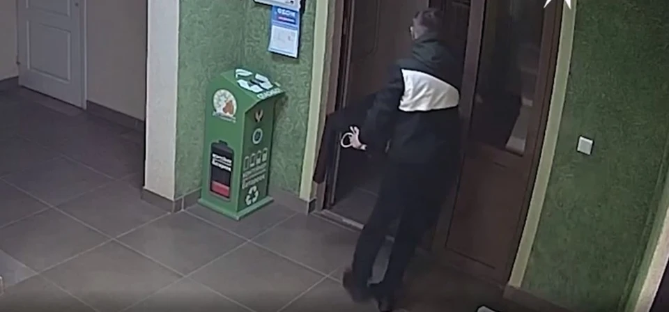 Гость жителей дома в Ижевске решил прихватить с собой стол из подъезда, Фото: скриншот видео