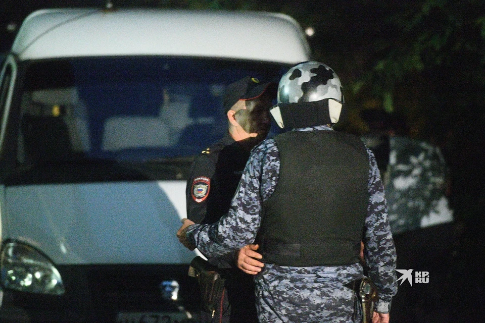 Кроме этого во время стрельбы был ранен в ногу сотрудник вневедомственной охраны Росгвардии, он продолжит лечение дома.