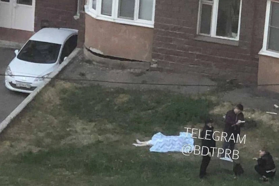 В соцсетях отмечают, что за несколько минут до трагедии соседи слышали ссору погибшей с ее парнем.