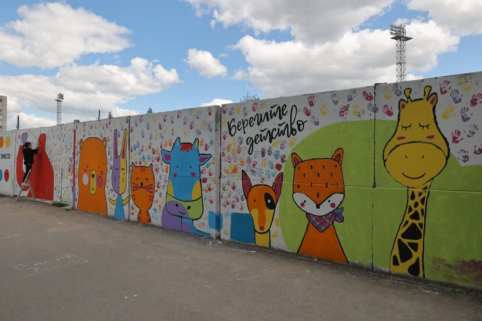 В создании граффити принял участие глава города Иван Носков. Фото: пресс-служба администрации города Дзержинска