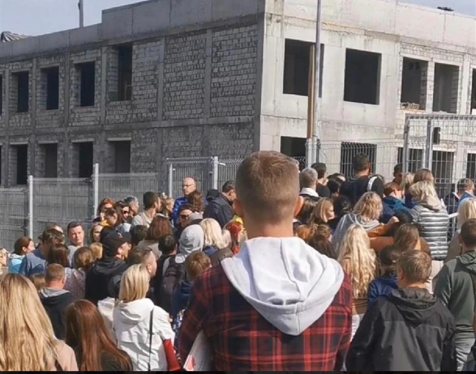 Возле здания новой школы собрались родители, чтобы передать документы на зачисление