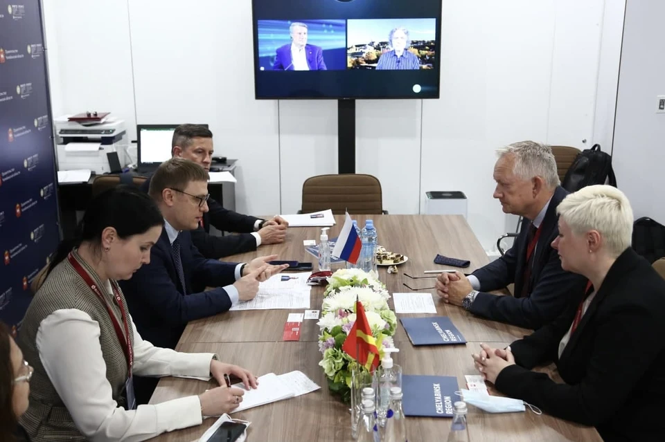 На ПМЭФ-2021 Текслер провел переговоры с ведущим производителем стройматериалов. Фото: gubernator74.ru