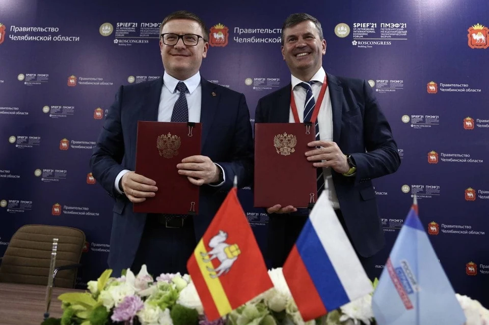 На ПМЭФ-2021 Текслер подписал соглашение с руководителем АНО «Россия — страна возможностей» Алексеем Комиссаровым. Фото: gubernator74.ru
