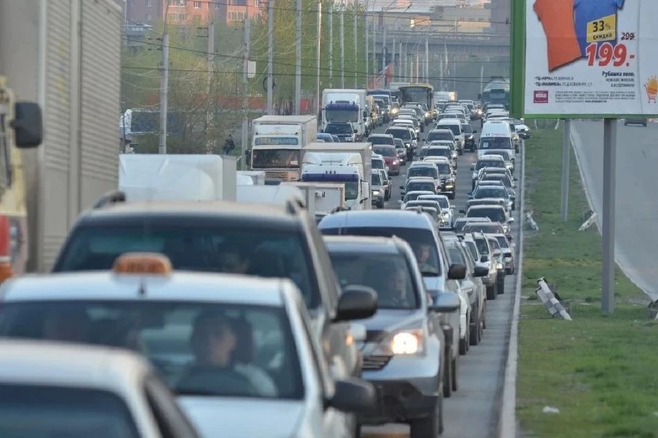 В Новосибирске пробка сковала движение на улице Станционной. Фото: Влад КОМЯКОВ