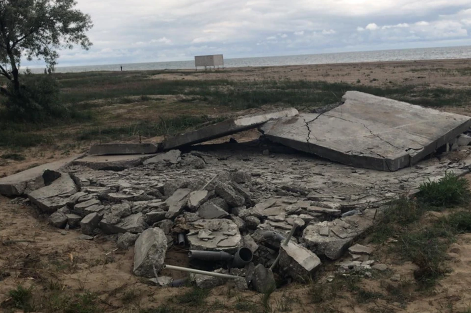 На пляже в поселке Витино под Евпаторией до сих пор не убрали незаконные бетонные плиты. Фото: "Россия. Крым. Витино"