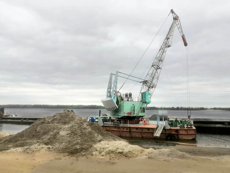 На пляжи продолжают завозить песок