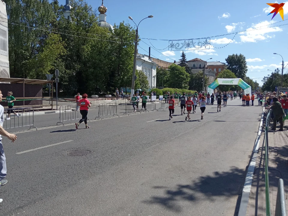 Участники марафона бегут по набережной в Твери.