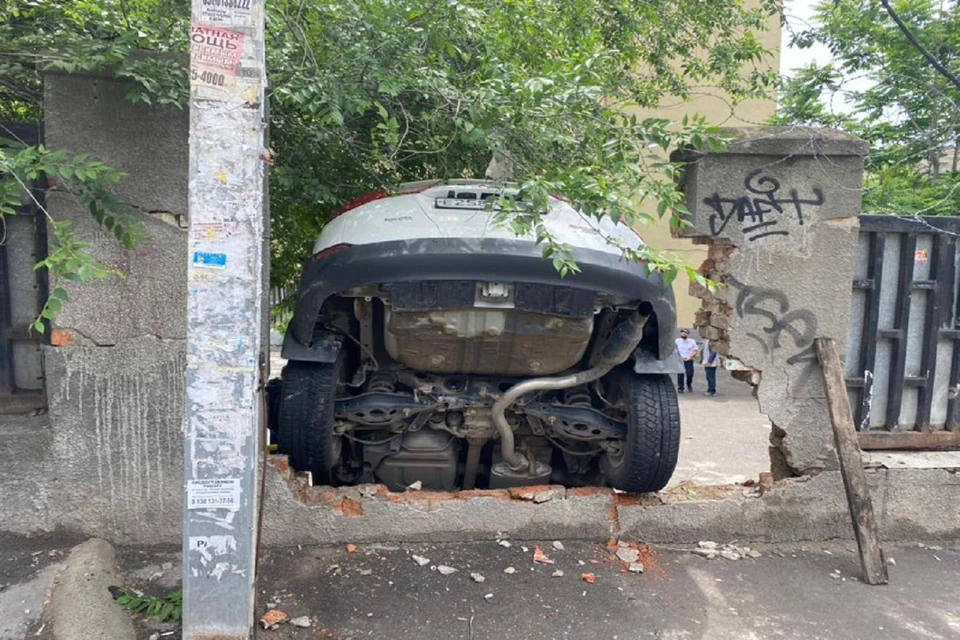 В Ростове автоледи протаранила кирпичную стену. Фото: ГИБДД по РО