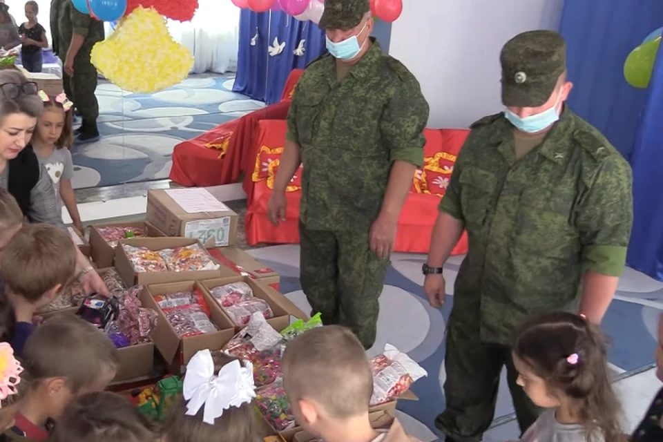 В гуманитарную помощь вошли сладости, канцелярские принадлежности и игрушки. Фото: пресс-служба Народной милиции ЛНР