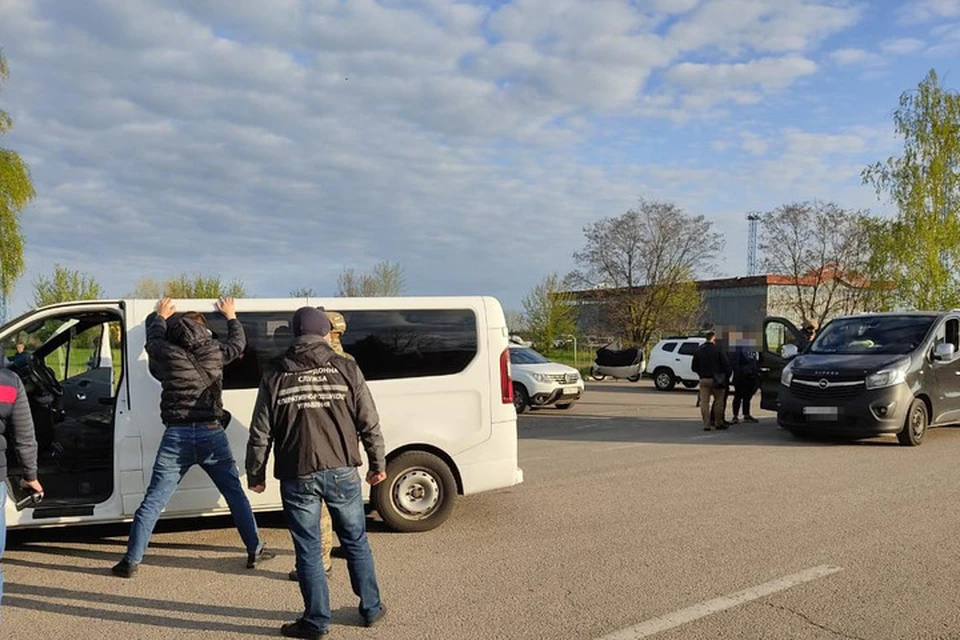 Вот так нередко встречают на украинской границе микроавтобусы, которые едут с жителями ДНР через Россию. Фото: ГСПУ