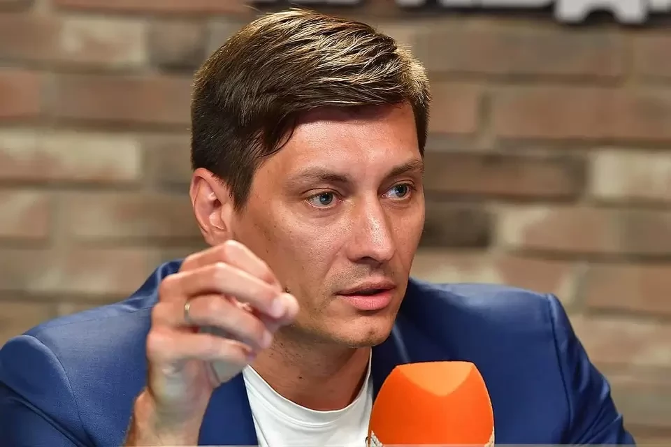 Политик Дмитрий Гудков сообщил, что выехал из России на Украину