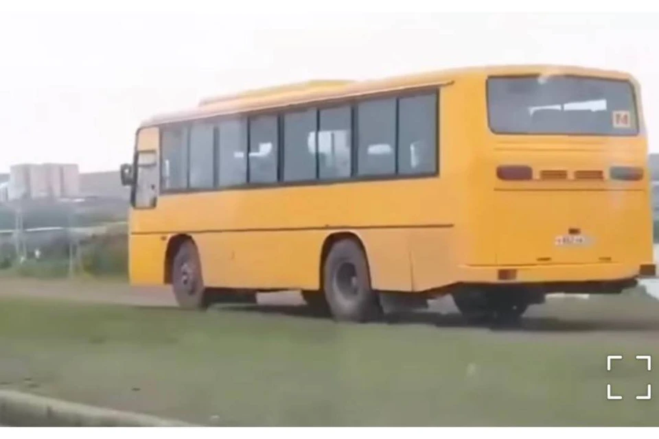 Объехавшего по обочине пробку водителя автобуса нашли через соцсети в Иркутске