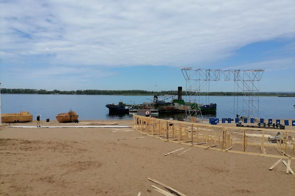 В фестивальном городке идут последние приготовления к празднику