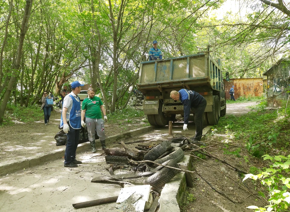 С берегов речки Ковы в Нижнем Новгороде вывезли КамАЗы мусора. Фото: Нижегородский водоканал