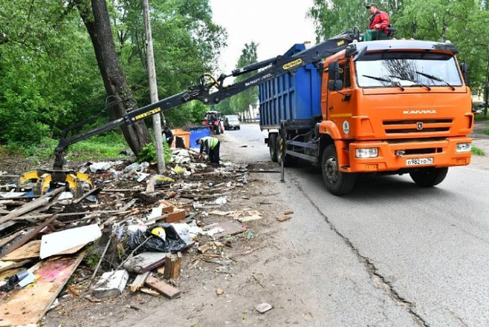 Во Фрунзенском районе Ярославле убрали огромную мусорную свалку