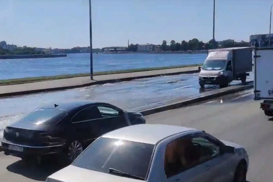 На Свердловской набережной в Петербурге образовался потоп. Фото: vk.com/spb_today