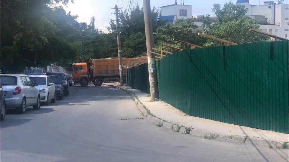 Сейчас рабочие расчищают и готовят территорию предприятия для нового строительства.