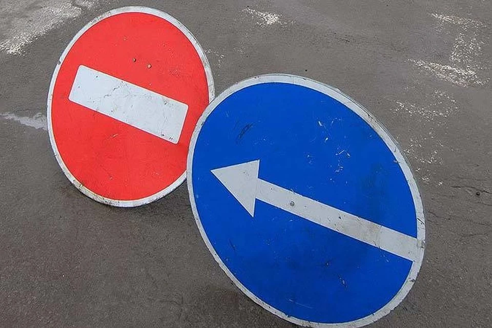 Объезжать перекрытый участок автомобилистам следует в соответствии с установленными временными знаками дорожного движения.