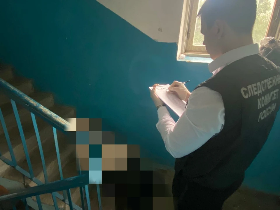 Тело женщины лежало на лестнице