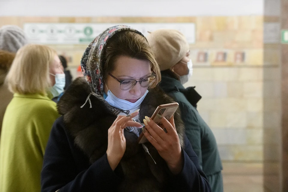 Женщина назвала номера карт незнакомке по телефону.