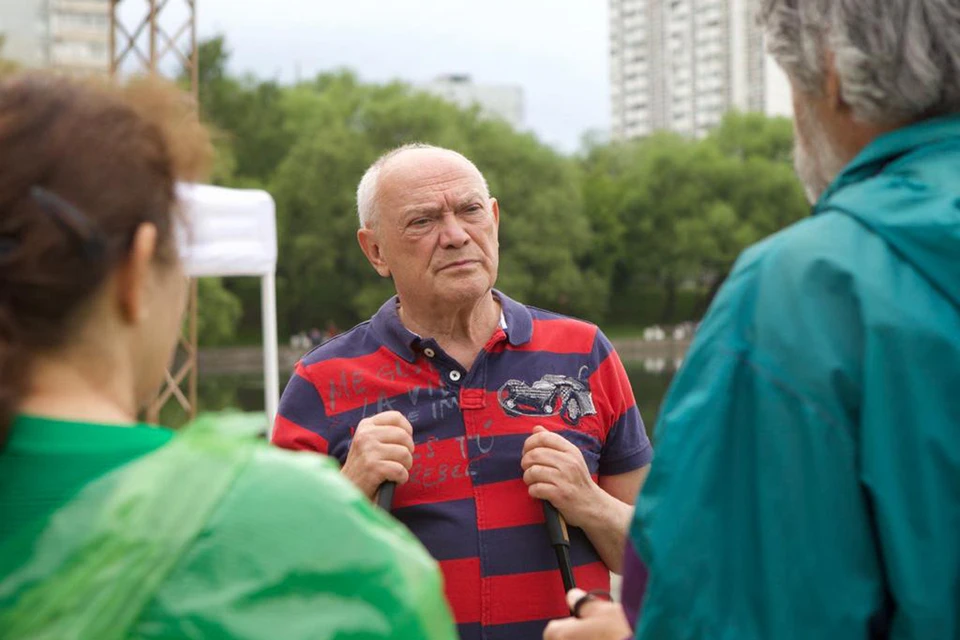 Основатель Центра имени Димы Рогачева Александр Румянцев провел для жителей Коньково мастер-класс по скандинавской ходьбе. Фото: Анна ГРИБКОВА.
