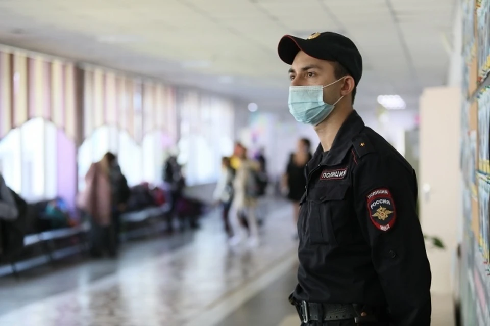 Во время посещения полицейские также проводят беседы с местными жителями о соблюдении общественного порядка.