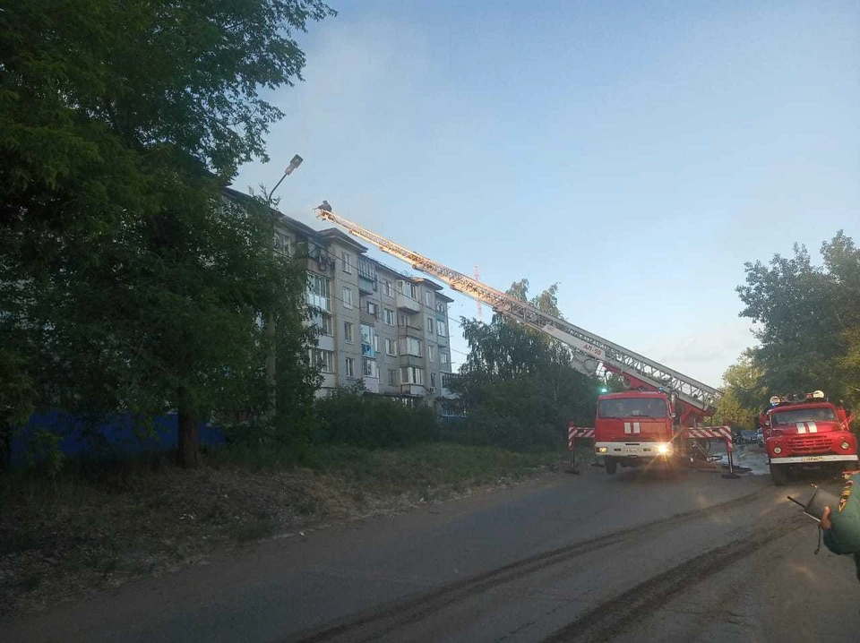 В Омске до глубокой ночи тушили пожар в многоквартирном доме.