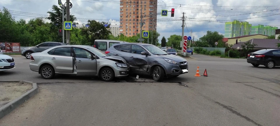 В аварии пострадала девушка-водитель Фольксвагена