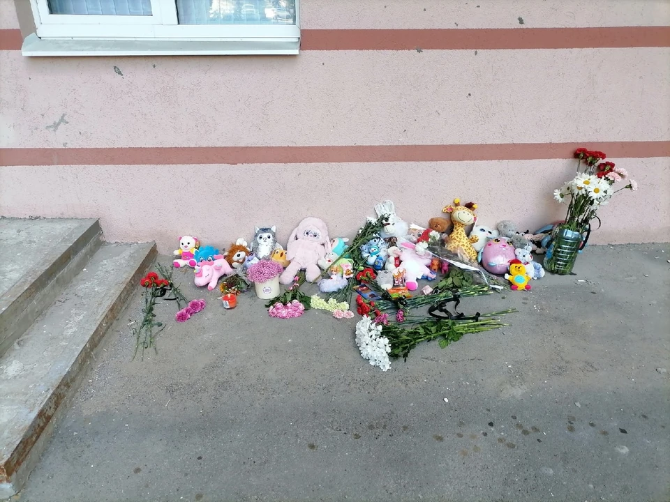 В Самаре на месте гибели трехлетней девочки организовали стихийный мемориал