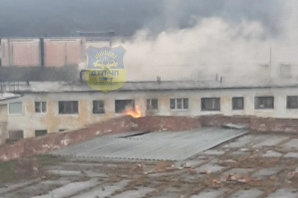 Из пожара спасли 9 человек, в том числе два пострадали, а потом один из спасенных скончался. Фото: vk.com/murmansk_dtp