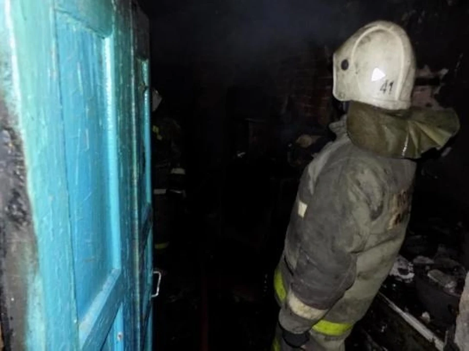 Двух человек вывели из горящего дома и отвезли в больницу.
