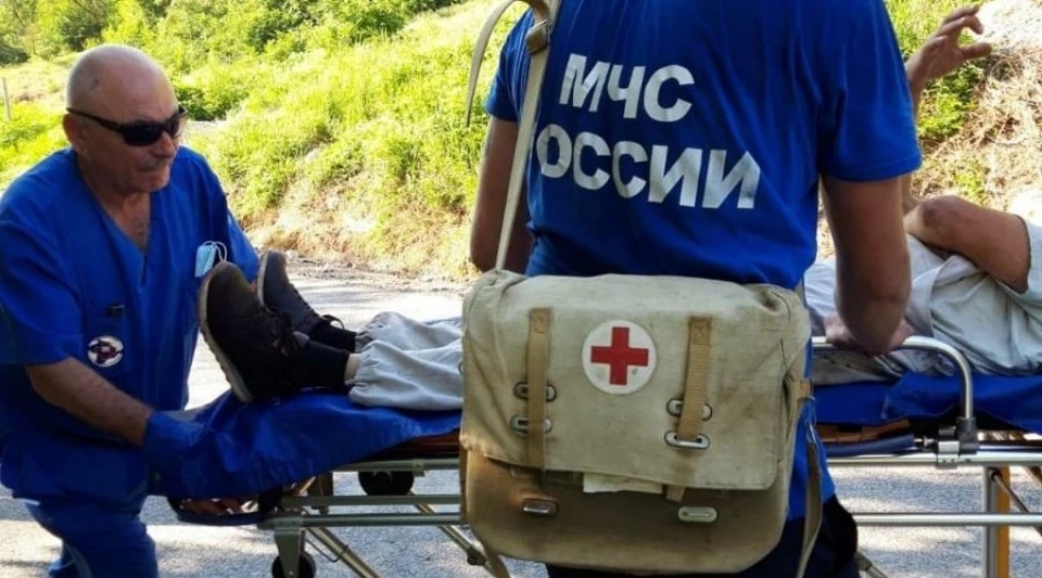 Спасатели нашли мужчину и помогли доставить его к медикам. Фото: ГУ МЧС РФ по РК.