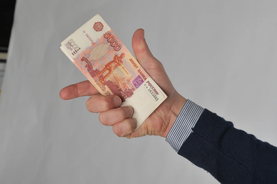 Взятку в 50 тысяч рублей пытался дать продавец контрафактной обуви полицейскому в Саянске