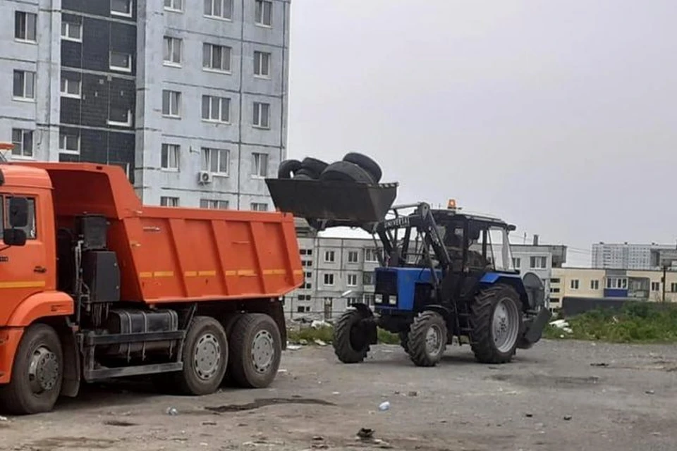 Во Владивостоке утилизируют стихийные свалки покрышек. Фото: МБУ «Содержание городских территорий».