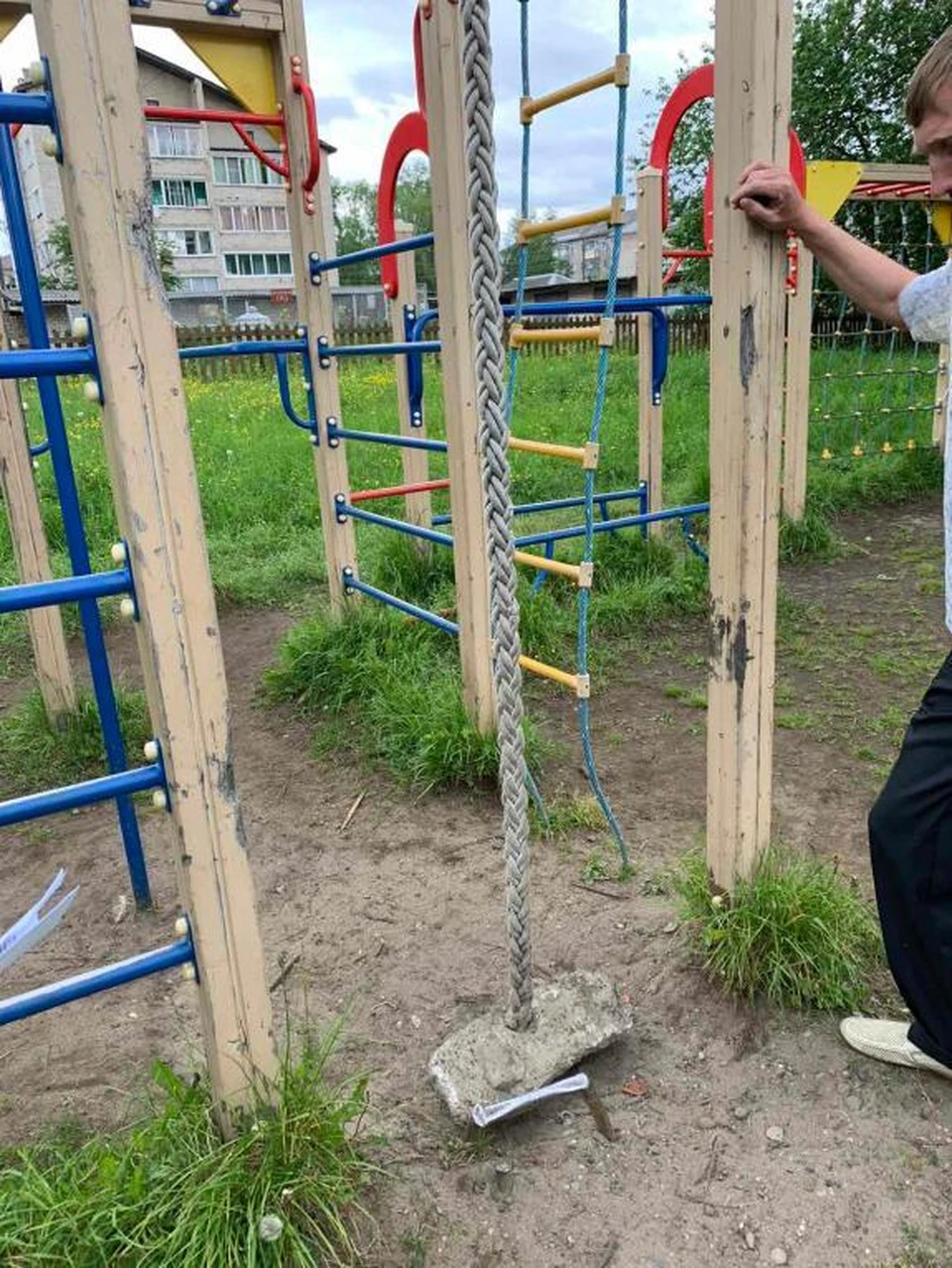 На детской площадке нашли торчащую из земли арматуру. Фото: прокуратура Кировской области