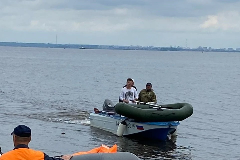 Спасенного и его лодку доставили на берег.