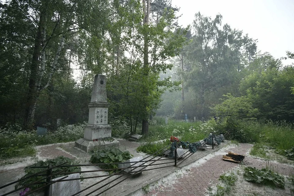 На Михайловском кладбище похоронены Зинаида Колмогорова, Юрий Дорошенко, Людмила Дубинина, Александр Колеватов и Николай Тибо-Бриньоль