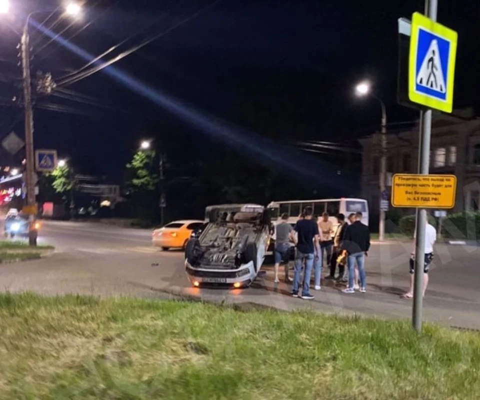 В центре Туле после ДТП перевернулась иномарка