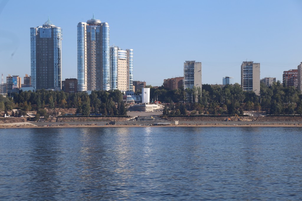 Формально Ладья и четвертая очередь набережной - не в центре Самары.