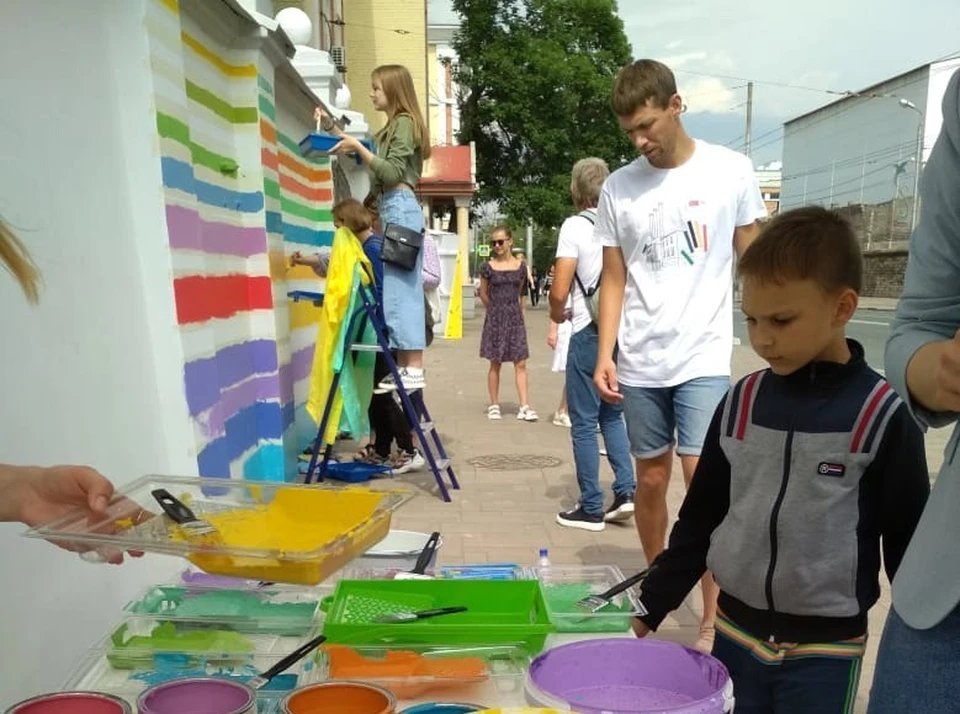 Покрасить стену мог каждый желающий