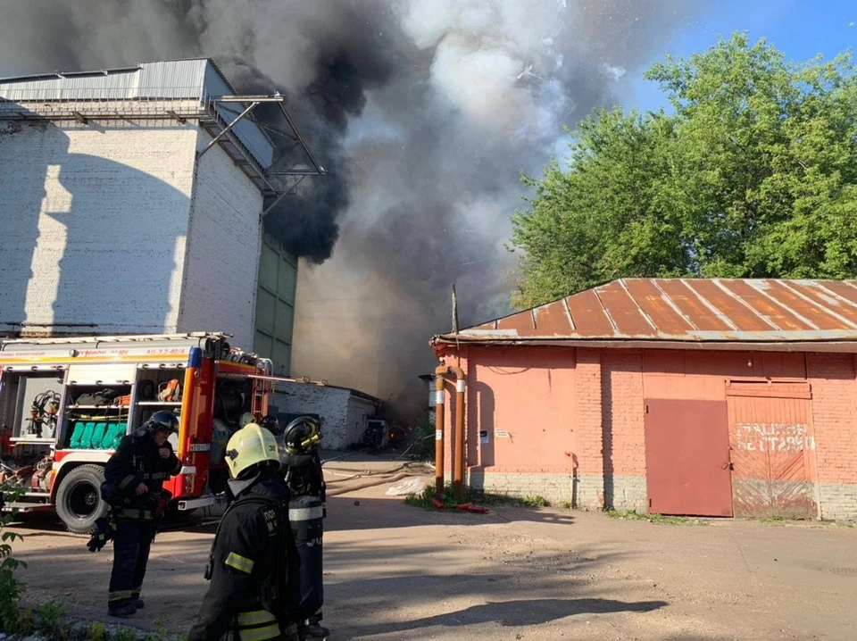 Четыре человека пострадали при пожаре на Лужнецкой набережной в Москве. Фото: МЧС