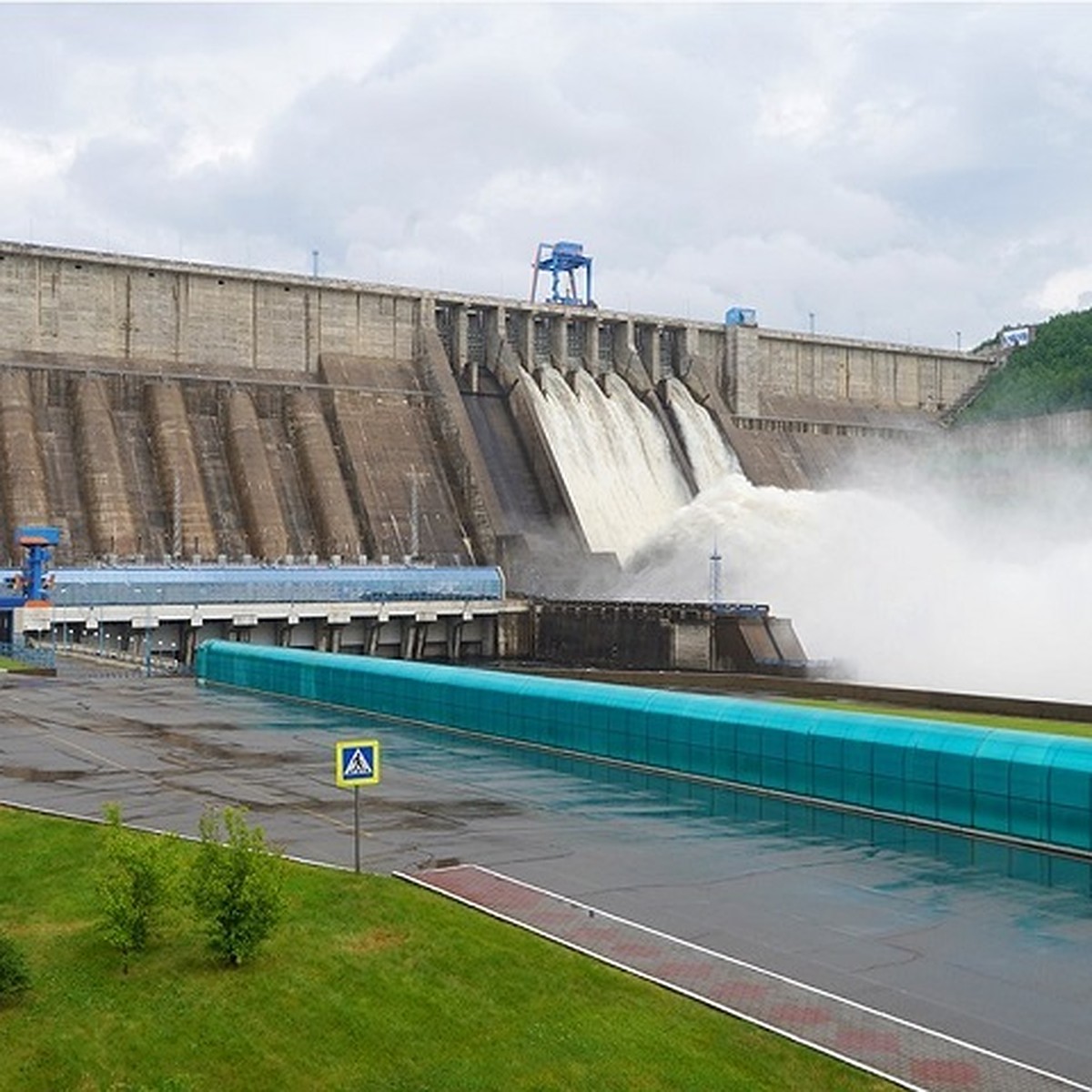 Бурейская ГЭС сбрасывает воду - KP.RU